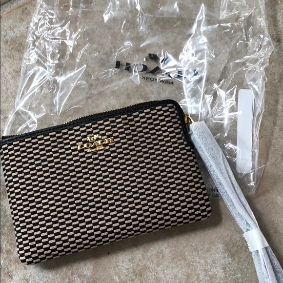 ❌SOLD❌ 🆕🌸COACH CORNER ZIP WRISTLET🌼 - Picture 6 of 6